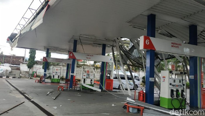 SPBU Ambarawa rusak parah diterjang angin kencang, 8/3/2020