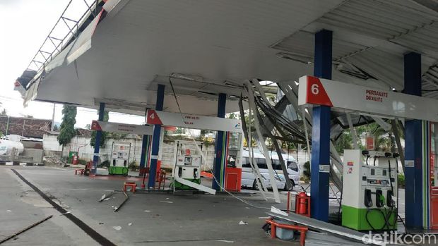 Penampakan SPBU Ambarawa yang Porak Poranda Diterjang Angin Kencang