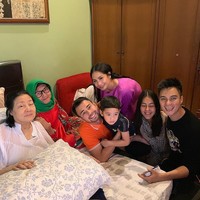 Kabar duka datang dari keluarga artis Baim Wong. Ibu Baim Wong meninggal pada Sabtu (7/3/2020). Sebelum meninggal, ibu Baim Wong diketahui telah lama mengidap diabetes. Foto: Instagram @baimwong