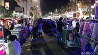 Tidak hanya itu, sampah bekas makanan dan minuman pun terlihat berserakan di jalan. Tong sampah yang disediakan oleh Pemkot tidak lagi sanggup menampung sampah wisatawan yang datang.