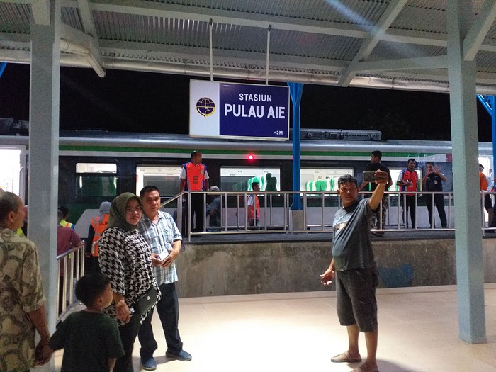 Antusias Warga Di Stasiun Yang Hidup Setelah 43 Tahun Mati Suri