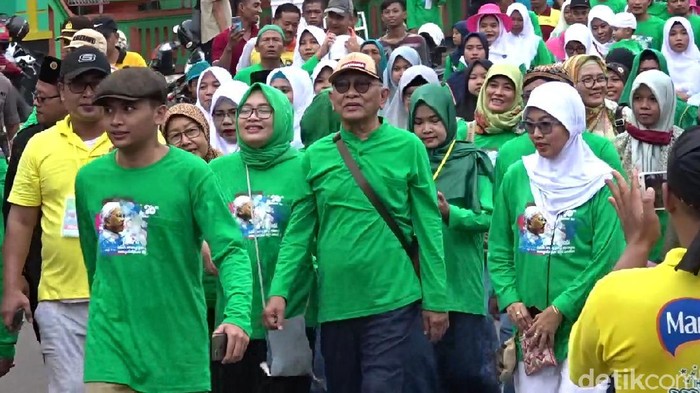 Gus Mus jalan sehat bersama ribuan warga Rembang, 8/3/2020