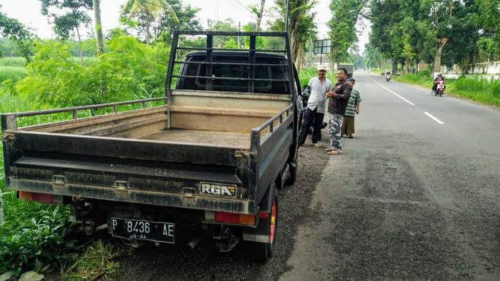 Mobil curian ditinggal pelaku di pinggir jalan