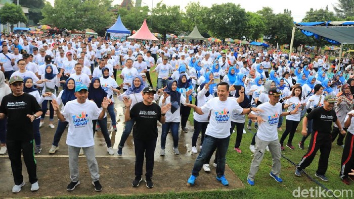 Polisi di Tuban Bagi 500 Handuk dan Door Prize Ajak Hidup Sehat Warga