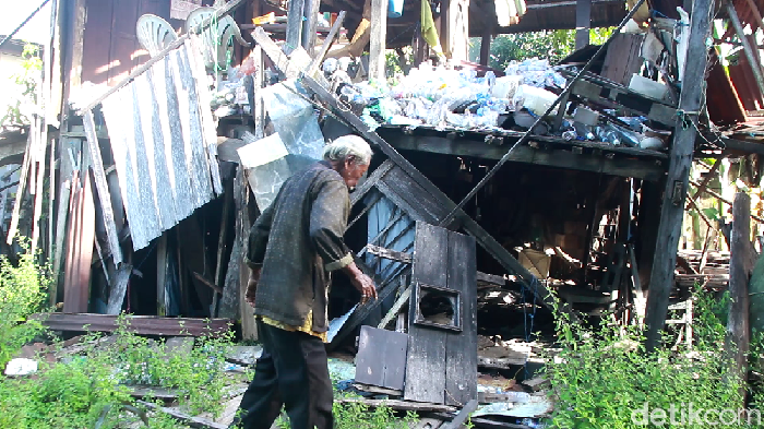 Kakek Hamid tinggal sebatang kara di rumah nyaris roboh di Barru, Sulsel (Hasrul Nawir/detikcom)