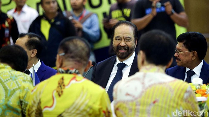 Ketum Partai NasDem Surya Paloh menyambangi kantor DPP Golkar. Kedatangannya disambut langsung oleh Ketum Partai Golkar Airlangga Hartarto.