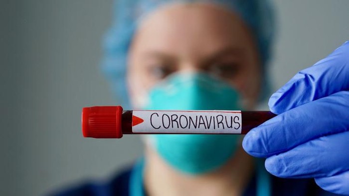 hoax soal virus corona The close up shot of the dropper and the brown glass bottle.