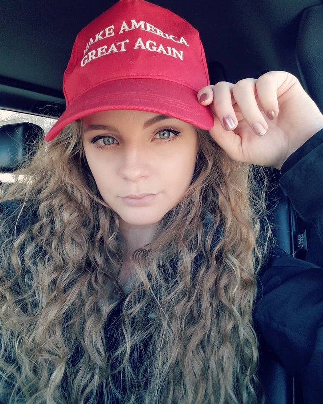 Kaitlin Bennett merupakan pendukung Presiden AS Donald Trump. Salah satu fotonya di Instagram memperlihatkan Kaitlin memakai topi merah Make America Great Again, jargon andalan Trump. (Foto: Instagram@kait.meow)