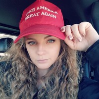 Kaitlin Bennett merupakan pendukung Presiden AS Donald Trump. Salah satu fotonya di Instagram memperlihatkan Kaitlin memakai topi merah Make America Great Again, jargon andalan Trump. (Foto: Instagram@kait.meow)