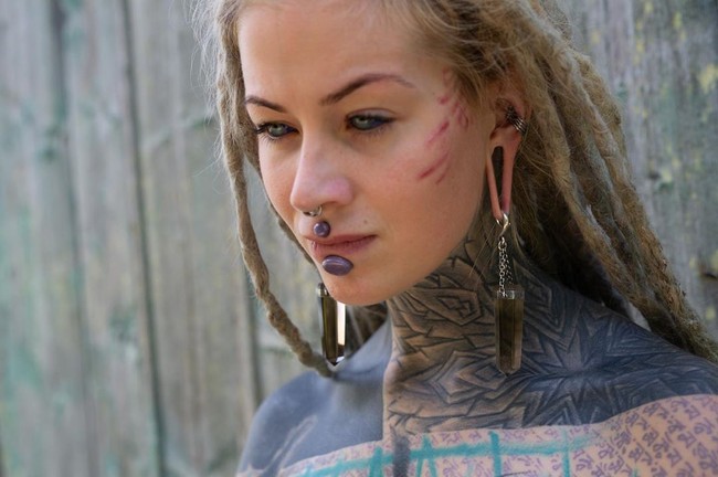 Bisa dilihat jika penampilan Anuskatzz tidak biasa. Ia punya banyak tato bahkan bola matanya berwarna ungu. Wanita itu memang menyukai seni modifikasi tubuh setelah mendapatkan tato pertama di usia 18 tahun. Kini tubuhnya penuh dengan goresan tinta biru dan hitam. Foto: Instagram @anuskatzzz