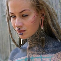 Bisa dilihat jika penampilan Anuskatzz tidak biasa. Ia punya banyak tato bahkan bola matanya berwarna ungu. Wanita itu memang menyukai seni modifikasi tubuh setelah mendapatkan tato pertama di usia 18 tahun. Kini tubuhnya penuh dengan goresan tinta biru dan hitam. Foto: Instagram @anuskatzzz