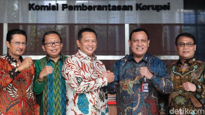 Tujuh pimpinan MPR berkunjung ke KPK hari ini. Kunjungan pimpinan MPR tersebut ingin membahas soal kerja sama pemberantas korupsi.