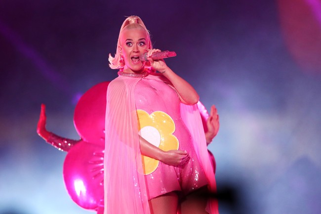 Bak superhero, Katy Perry muncul dalam balutan busana serba pink yang dilengkapi semacam sayap. Busana model jumpsuit pendek sequined itu juga dihiasi motif bunga yang meninggalkan kesan centil pada penampilan penyanyi 35 tahun itu. (Foto: Getty Images)