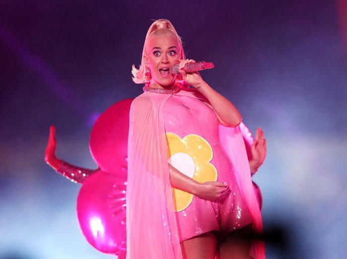MELBOURNE, AUSTRALIA - MARCH 08: Katy Perry performs on stage with the Australian team during a concert after their victory in the ICC Womens T20 Cricket World Cup Final match between India and Australia at the Melbourne Cricket Ground on March 08, 2020 in Melbourne, Australia. (Photo by Cameron Spencer/Getty Images)