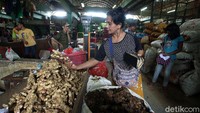 Selain jahe biasa, jahe merah, kunyit, serai, hingga temulawak pun mengalami kenaikan harga karena meningkatnya permintaan konsumen terkait penyebaran virus corona. Pada Minggu (8/3) kemarin, harga jahe merah di Pasar Tebet, Jakarta bahkan tembus Rp 100 ribu per kilogram.