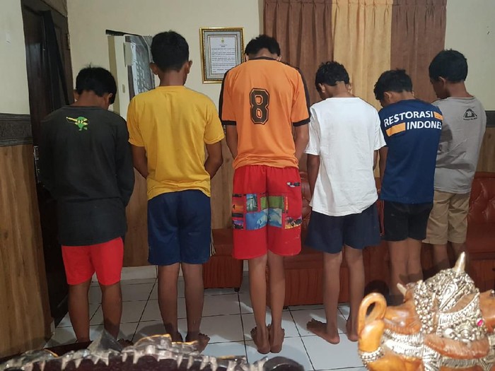 6 Pelaku Pelemparan Batu ke Mobil