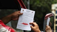 Petugas juga membagikan selebaran berisi peraturan kendaraan angkutan barang di jalan tol.