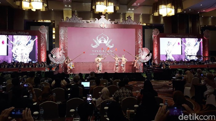 Penampilan Beksan (Tarian) Lawung Ringgit dari KHP Kridhomardowo Keraton Yogyakarta saat Simposium Internasional Budaya Jawa, Senin (9/3/2020).