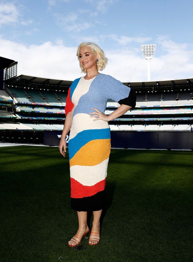 Masih di acara yang sama sehari sebelumnya, Katy Perry sempat menghadiri sesi photo-call Womens Cricket World Cup. Dalam kesempatan tersebut, ia menebar pesona dalam balutan gaun ketat yang dihiasi motif color-blocking. (Foto: Getty Images)