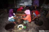 Kriuk Renyah Kerupuk Bunter Dibuat dengan Cara Tradisional