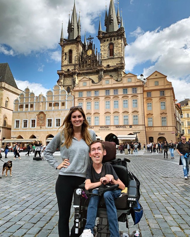 Sebelum pacaran dengan Shane, Hannah merupakan atlet renang di kampusnya Carleton College. Penampilannya memang begitu kontras dengan Shane yang menderita distrofi otot. Sosok Shane yang mungil harus menghabiskan kesehariannya di kursi roda. Dia memiliki kepala seperti orang dewasa, namun tubuhnya kecil seperti anak SD.Foto: Instagram @hannahayl