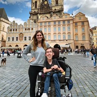 Sebelum pacaran dengan Shane, Hannah merupakan atlet renang di kampusnya Carleton College. Penampilannya memang begitu kontras dengan Shane yang menderita distrofi otot. Sosok Shane yang mungil harus menghabiskan kesehariannya di kursi roda. Dia memiliki kepala seperti orang dewasa, namun tubuhnya kecil seperti anak SD.Foto: Instagram @hannahayl