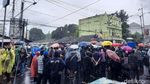 Massa GejayanMemanggilLagi Demo di Bawah Guyuran Hujan