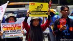 Aksi Tolak Omnibus Law di Depan DPR