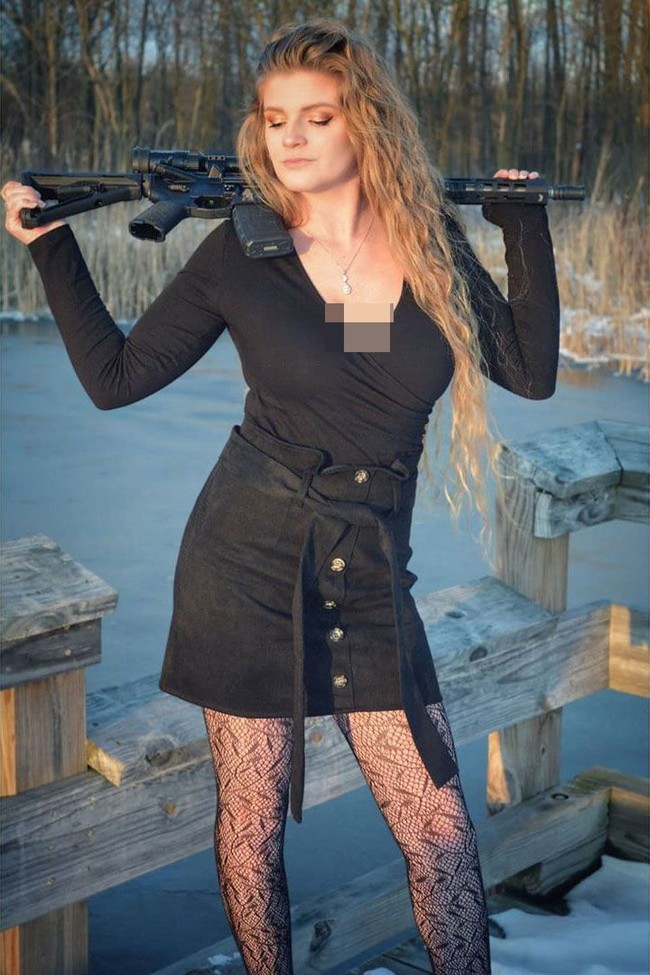 Kaitlin Bennett yang saat ini berusia 24 tahun giat mempromosikan pemakaian senjata di media sosial. Sesekali ia mengunggah foto dirinya berpose dengan senapan otomatis. (Foto: Instagram@kait.meow)