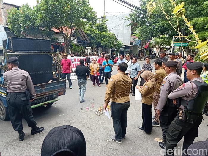 Puluhan warga Kabupaten Kediri demo menolak wacana calon tunggal di Pilbup 2020. Demo digelar di Kantor KPU dan DPRD setempat.