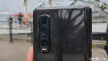 Oppo Find X2 Pro punya dua warna yaitu hitam Satin Black (Ceramic). Warna lainnya dalam edisi perdana ini adalah Orange (Vegan Leather) (Fitraya Ramadhanny/detikcom)