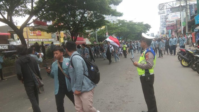 Massa longmarch di Jl Margoda Depok (