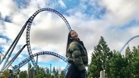 Ayu berpose di depan wahana roller coaster di Europa-Park, Jerman. (Ayu Maulida/Instagram)