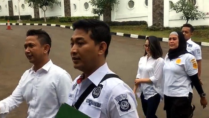 Ririn Ekawati saat dibawa ke BNN Lido