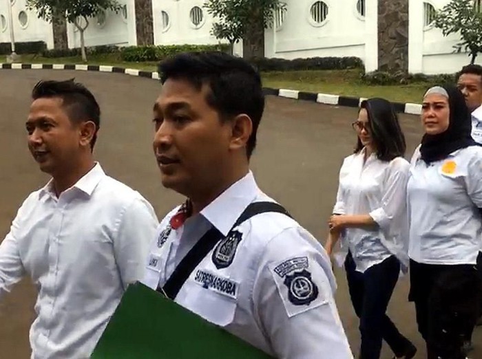 Ririn Ekawati saat dibawa ke BNN Lido