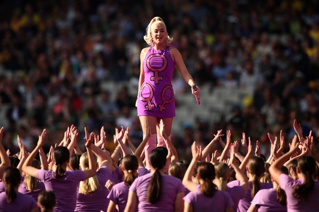 Sebelum menutup acara tersebut, Katy tampil terlebih dahulu di acara pembukaan pertandingan final laga cricket tersebut. Ia memakai mini dress ungu bergaya retro yang dihiasi simbol feminin. (Foto: Getty Images)