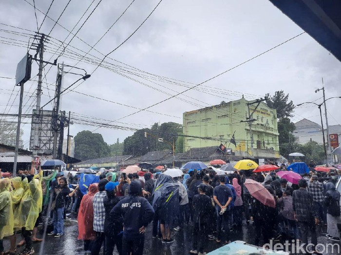 Hujan mengguyur lokasi aksi #GejayanMemanggilLagi di Sleman, Senin (9/3/2020).