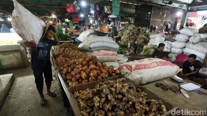 Jahe merupakan rempah-rempah yang diburu warga untuk menangkal virus corona. Kepopulerannya membuat harga jahe melambung hingga Rp 70 ribu di Pasar Kramat Jati.