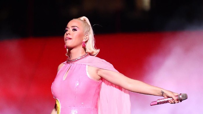 MELBOURNE, AUSTRALIA - MARCH 08: Katy Perry performs on stage with the Australian team during a concert after their victory in the ICC Womens T20 Cricket World Cup Final match between India and Australia at the Melbourne Cricket Ground on March 08, 2020 in Melbourne, Australia. (Photo by Cameron Spencer/Getty Images)