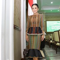 Kunjungan Kerja Spesifik komisi IX ke Kantor Walikota Bogor, Krisdayanti mengenakan gaun aksen peplum dari kain Tais Timor Leste. Gaun etnik tersebut datang dari brand RayaTex Timor-Leste. Foto: Instagram/@krisdayantilemos