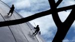 Aksi Spiderman Saat Mengecat Kubah Masjid Istiqlal