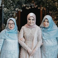 Tampilannya semakin anggun dengan tambahan selendang senada dengan gaunnya, serta memadukannya dengan hijab pink. Busananya ini didesain oleh Renzi Lazuardi.  Foto: Instagram @folklore.project