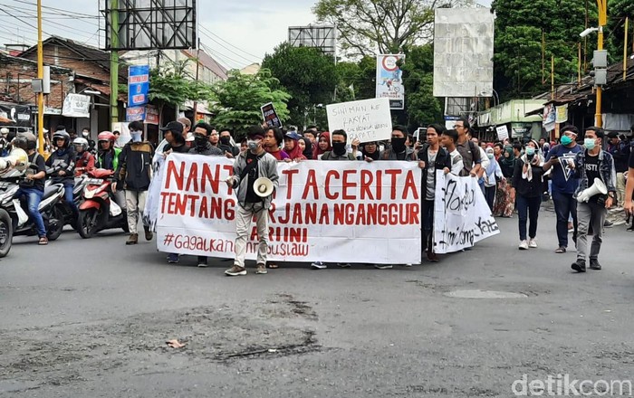 Massa GejayanMemanggilLagi Protes RUU Cipta Kerja Massa GejayanMemanggilLagi menggelar aksi memprotes RUU Cipta Kerja atau Omnibus Law, Senin (9/3/2020).