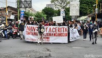 Aksi massa dari berbagai elemen mulai bergerak menuju titik lokasi aksi di Simpang Tiga Gejayan.