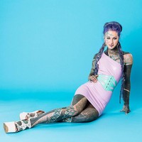 Tentu ada sebagian orang yang tidak setuju dengan caranya mengekspresikan diri. Tapi sang suami bukan lah salah satunya. Ia mengaku sang didukung sang suami yang seorang tattoo artist untuk mencurahkan rasa cintanya pada seni dengan cara tersebut. Foto: Instagram @anuskatzzz