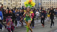 Peringatan Hari Perempuan Internasional di Belarus dimeriahkan dengan lomba lari yang diikuti oleh ribuan wanita di negara tersebut. Para peserta pun mengenakan berbagai kostum dan atribut menarik saat mengikuti lomba lari itu.