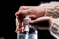 Kehabisan Hand Sanitizer, Orang-orang Cuci Tangan Pakai Vodka