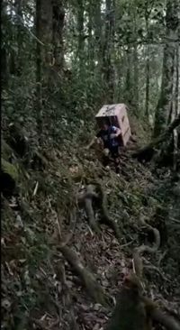 Susuri Hutan dan Sungai, Guru Ini Gendong Kulkas Untuk Muridnya