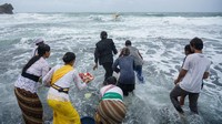 Usai itu, mereka semua melarung sesaji saat upacara Melasti di Pantai Ngobaran, Saptosari, Gunungkidul, DI Yogyakarta.