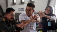 Sejumlah petugas dari PT KAI melakukan sosialisasi cara mencuci tangan guna mencegah penyebaran virus corona di Stasiun Pasar Senen, Jakarta, Senin (9/3/2020).